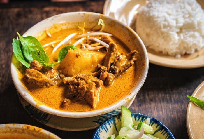 Le curry peut être servi avec du riz ou une baguette,...