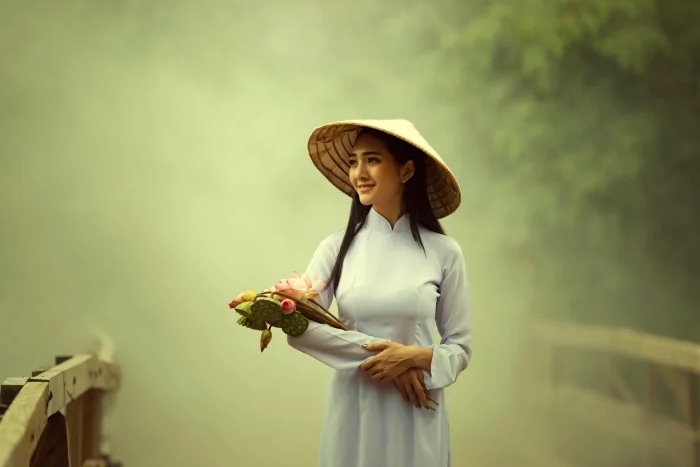La femme portant un charmant Ao Dai 